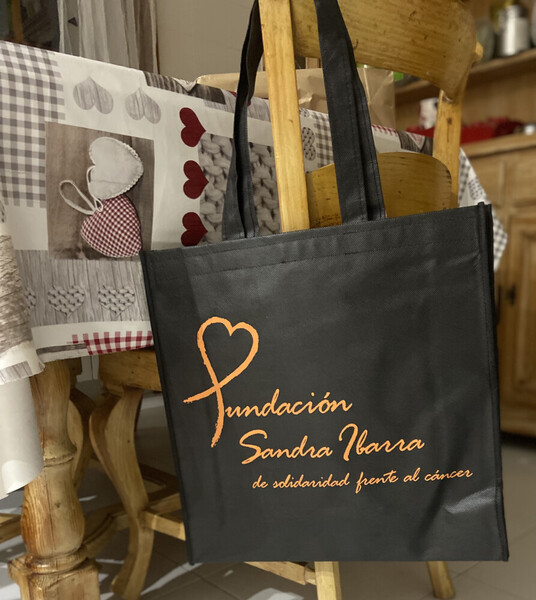 Bolsa negra logo F. Sandra Ibarra