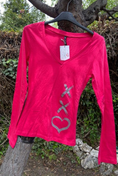 Camiseta escote pico m/l logo vertical Kiss&Fly (2)