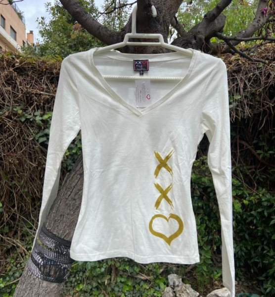 Camiseta escote pico m/l logo vertical Kiss&Fly (1)